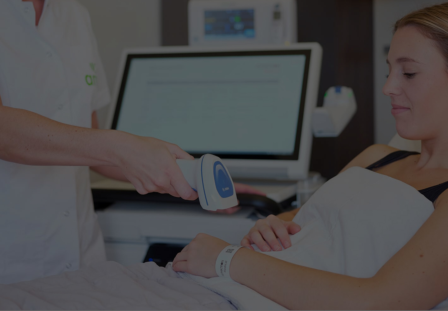 nurse_scan_wristband_patient_identify_automated_medication_dispensing_system_scanning